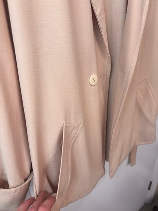 Chaqueta beige con cinturón