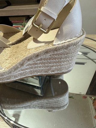 Sandalias cuña beige Mango 39