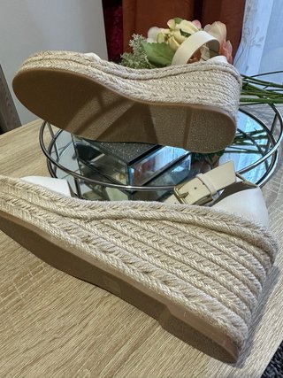 Sandalias cuña beige Mango 39
