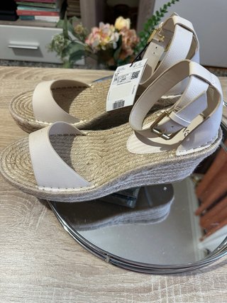 Sandalias cuña beige Mango 39