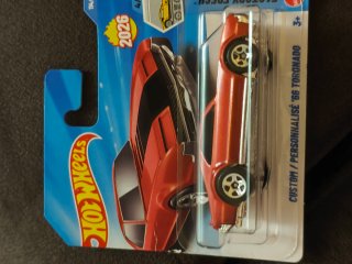 4 Carrinhos Hot Wheels e Matchbox