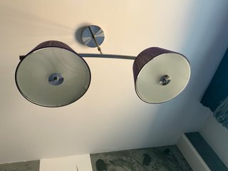 Lámpara colgante morada y dos lámparas de noche