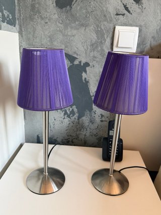 Lámpara colgante morada y dos lámparas de noche