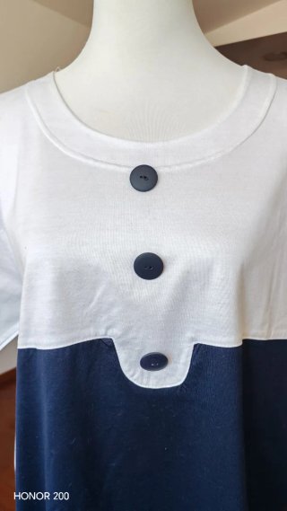 Maglietta donna bianca e blu con bottoni