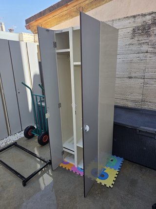 Armadietti metallici con porte resistenti all'acqua
