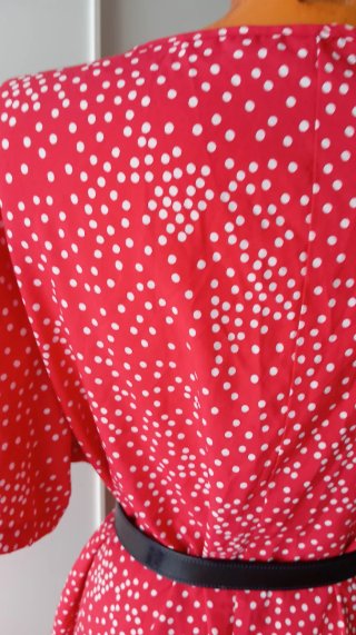 Vestido rojo con lunares blancos.