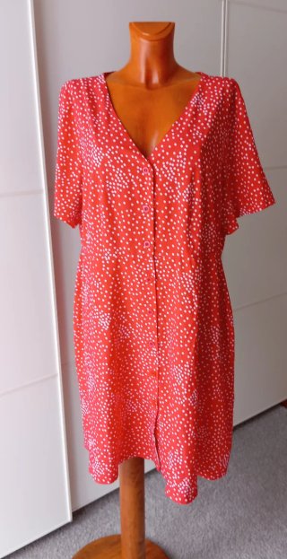 Vestido rojo con lunares blancos.