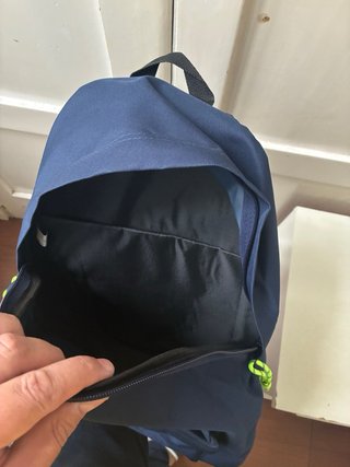 Mochila azul con detalles neón