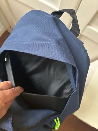 Mochila azul con detalles neón