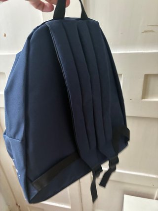 Mochila azul con detalles neón