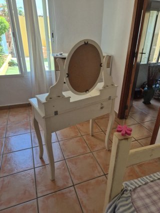 Tocador blanco sin espejo y cajones