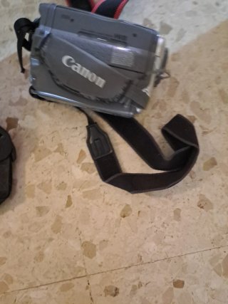 Cámara de vídeo Canon antigua con funda