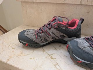Zapatillas Merrell grises y rojas