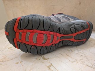 Zapatillas Merrell grises y rojas