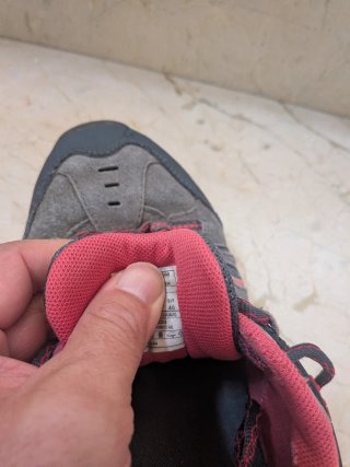 Zapatillas Merrell grises y rojas
