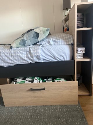 Cama con mesilla incorporada en cabecero + cajones