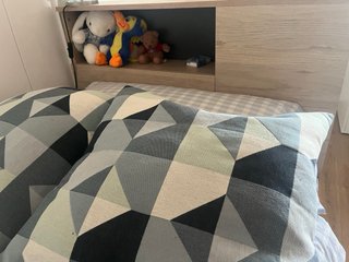 Cama con mesilla incorporada en cabecero + cajones