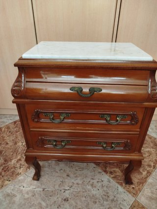 Set di mobili con cassettiera e 2 comodini