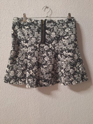 Minifalda flores Pull&Bear T.M