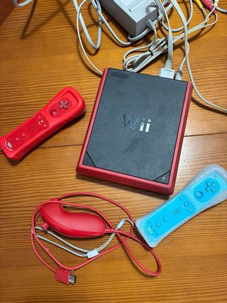 Nintendo Wii con 2 mandos y 2 micrófonos