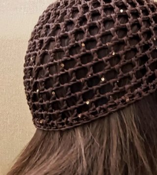 Cappellino marrone con paillettes