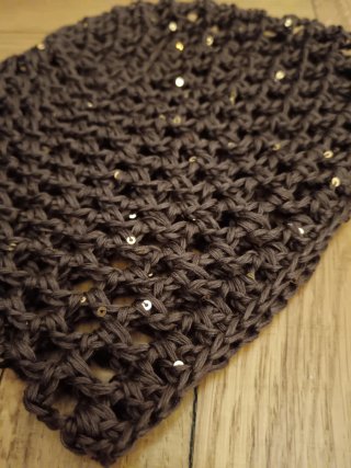 Cappellino marrone con paillettes