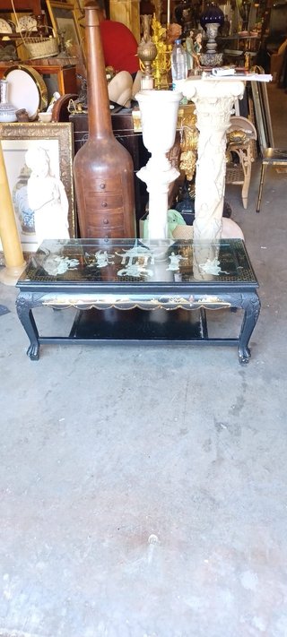 Mesa China Negra con Incrustaciones