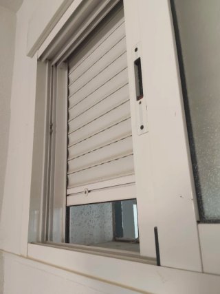 Ventana con persiana enrollable