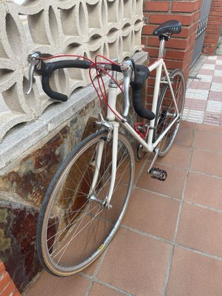 Bicicleta de carretera blanca,fue una restauración