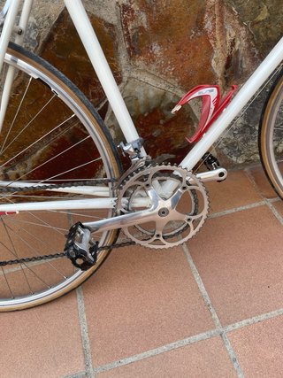 Bicicleta de carretera blanca,fue una restauración