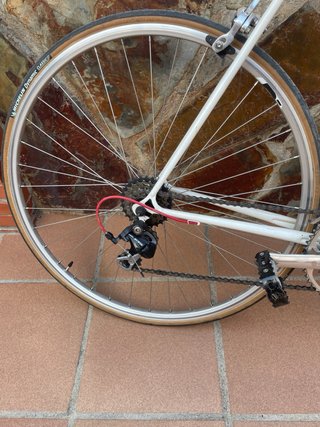 Bicicleta de carretera blanca,fue una restauración