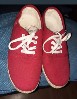 Zapatillas Nuevas: Rojas, Plateadas, Rayas
