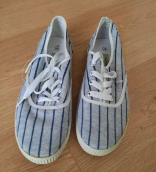 Zapatillas Nuevas: Rojas, Plateadas, Rayas