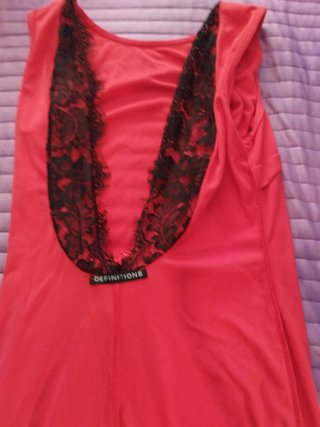 Vestido rojo con puntilla y espalda descubierta