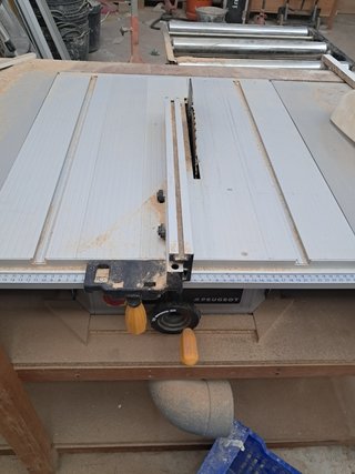 Mesa de corte para carpintería Esta en valencia