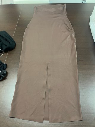 Vestido largo marrón sin tirantes