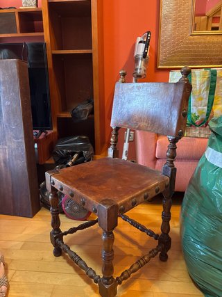 Silla antigua de madera y cuero