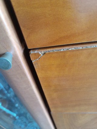 Mueble de madera y cristal