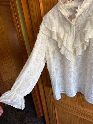 Blusa blanca con volantes