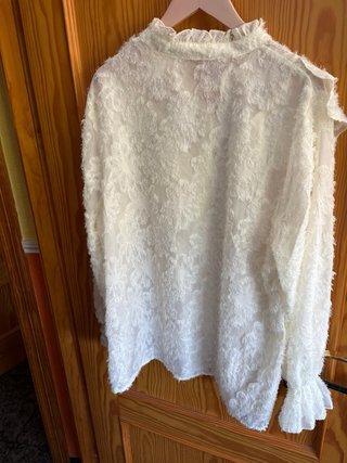 Blusa blanca con volantes