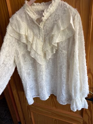 Blusa blanca con volantes