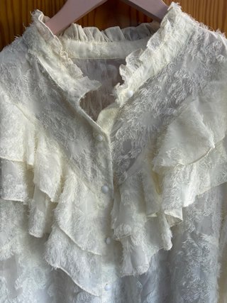 Blusa blanca con volantes