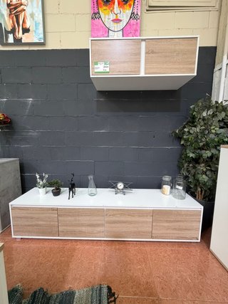 Mueble de salón blanco y madera