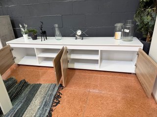 Mueble de salón blanco y madera