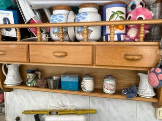 Mueble de madera con estantes y cajones