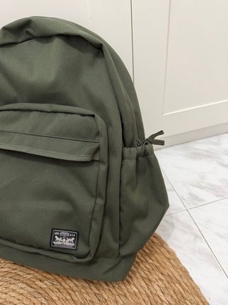 Mochila Levi's verde con múltiples bolsillos