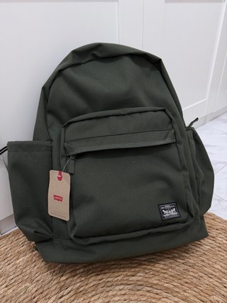 Mochila Levi's verde con múltiples bolsillos