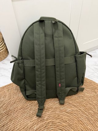 Mochila Levi's verde con múltiples bolsillos