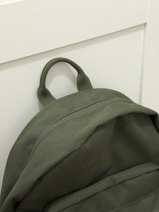 Mochila Levi's verde con múltiples bolsillos