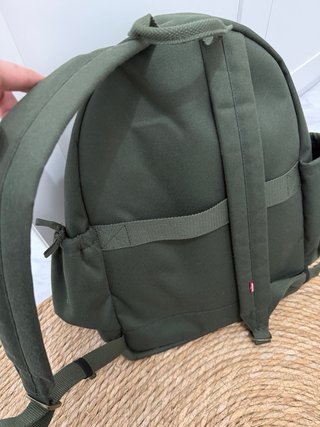 Mochila Levi's verde con múltiples bolsillos